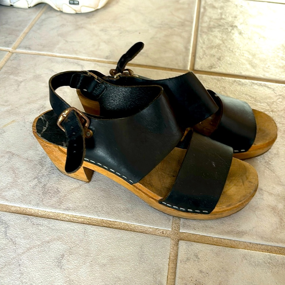 Pre loved !  Black leather clogs size 39. See photos for details of flaws.